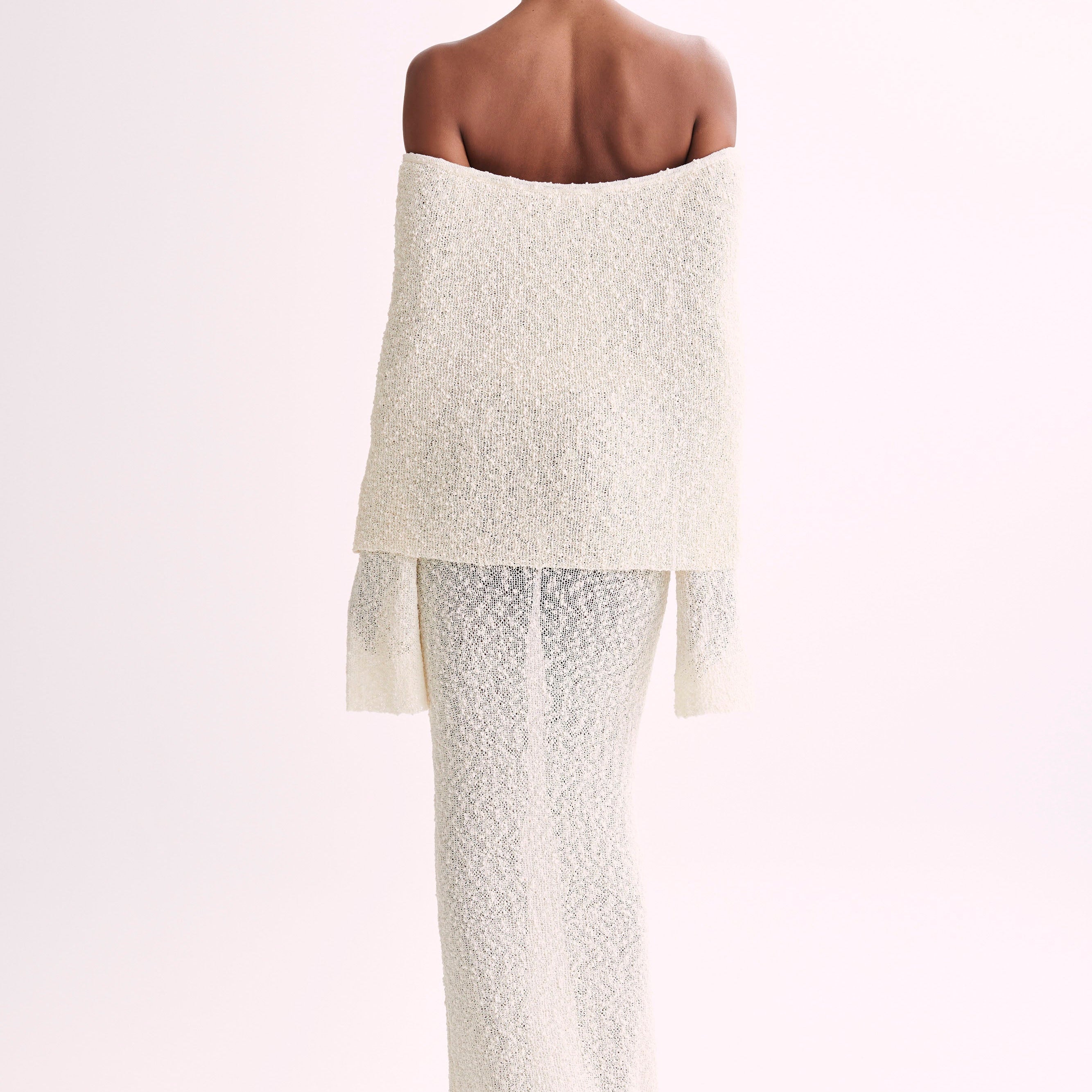 Witte Gehaakte Maxi Jurk met Off-Shoulder Halslijn.