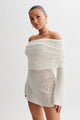Witte Gebreide Mini Jurk met Off-Shoulder Halslijn.