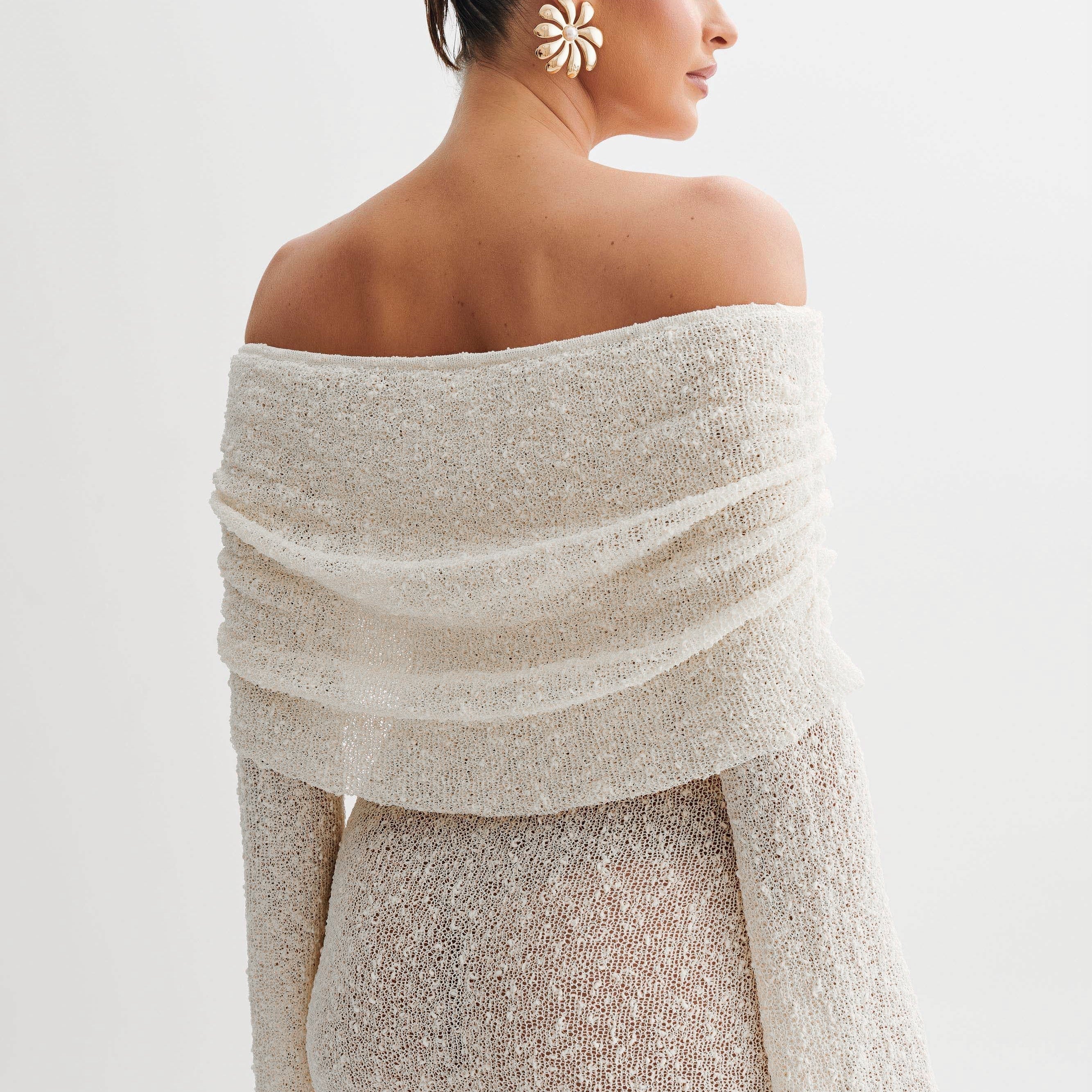 Witte Gebreide Mini Jurk met Off-Shoulder Halslijn.