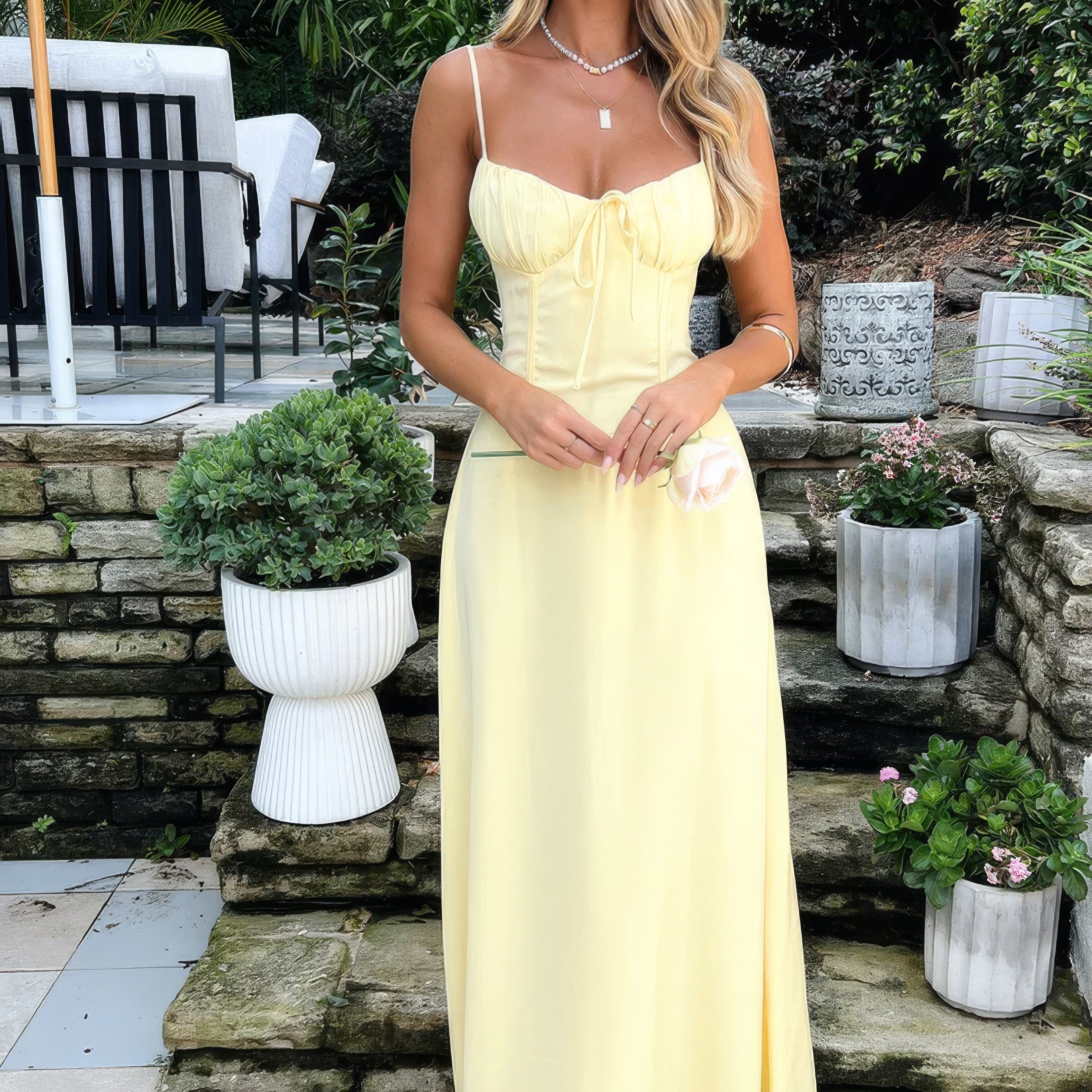 Gele Maxi Jurk met Strikdetail en Spaghettibandjes.