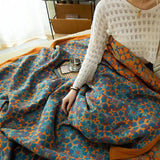 Blauw-Oranje Bedsprei met Geometrisch Bloemenpatroon
