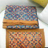 Blauw-Oranje Bedsprei met Geometrisch Bloemenpatroon