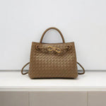 De Alyn zwarte geweven midi leren tote bag van Liora The Label heeft een tophandvat, goudkleurige siergesp en schouderband voor een moeiteloos elegante, tijdloze look. Stijlvol gepresenteerd tegen een witte achtergrond.