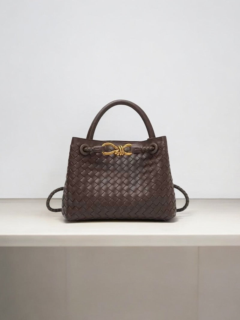 De Alyn Zwarte Geweven Midi Leren Tote Bag van Liora The Label heeft twee hengsels, gouden hardware en een gestructureerd ontwerp - een luxe tas voor handtas dames, perfect voor moeiteloze elegantie en tijdloze aantrekkingskracht.