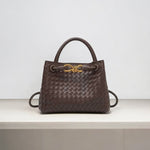 De Alyn Zwarte Geweven Midi Leren Tote Bag van Liora The Label heeft twee hengsels, gouden hardware en een gestructureerd ontwerp - een luxe tas voor handtas dames, perfect voor moeiteloze elegantie en tijdloze aantrekkingskracht.
