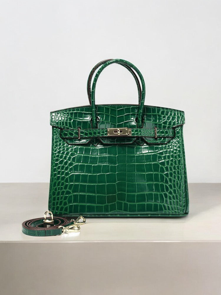 De Isla Luxe Smaragdgroene Crocodilleer Geëmbossede Tote Bag van Liora The Label heeft zilverkleurige hardware, dubbele hengsels en een afneembare schouderriem.