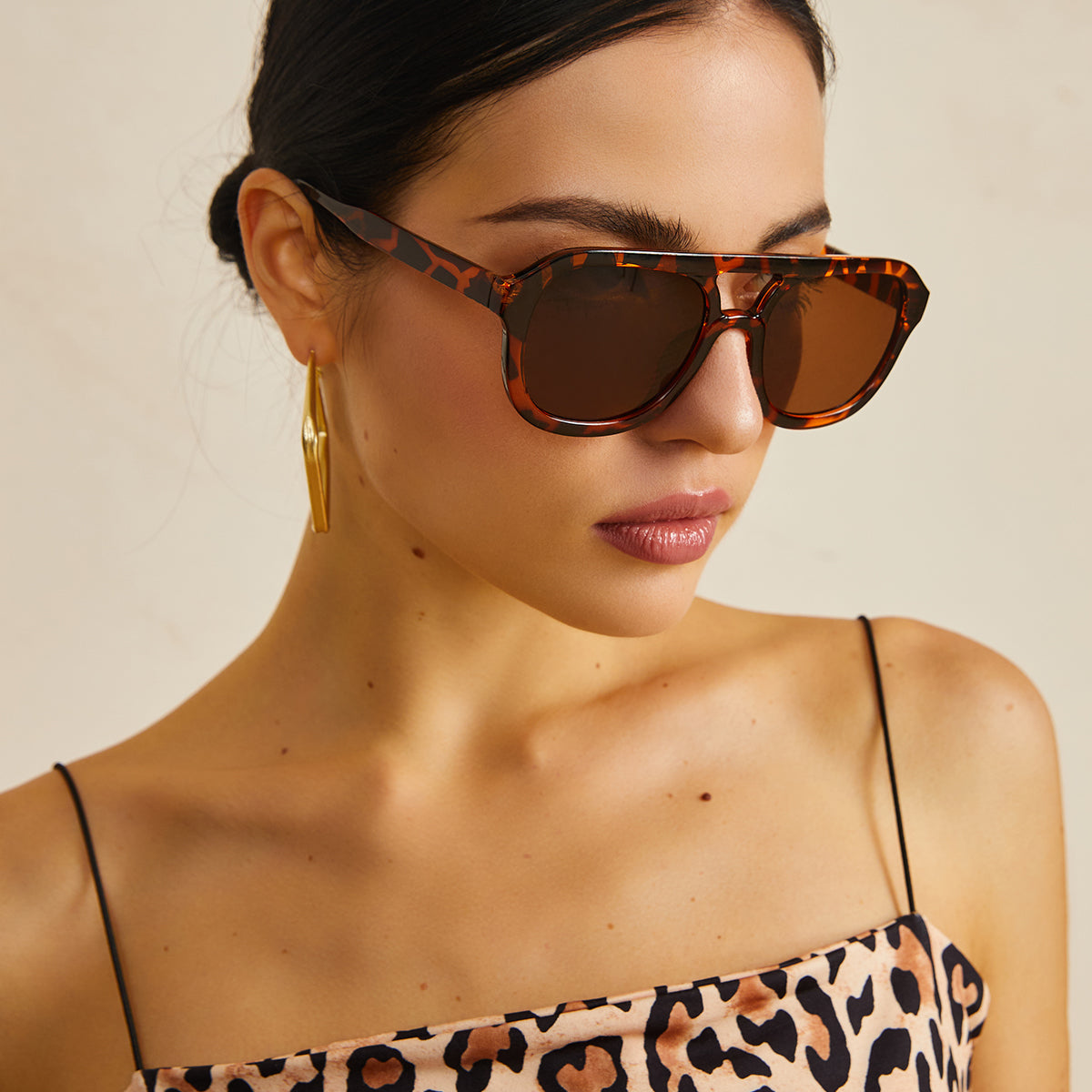 Schildpad Zonnebril met Vierkant Frame voor Trendy Look.