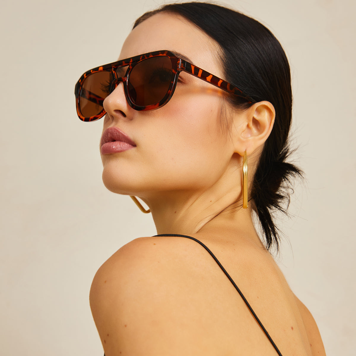 Schildpad Zonnebril met Vierkant Frame voor Trendy Look.