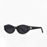 Smalle Zwarte Retro Zonnebril voor Trendy Look