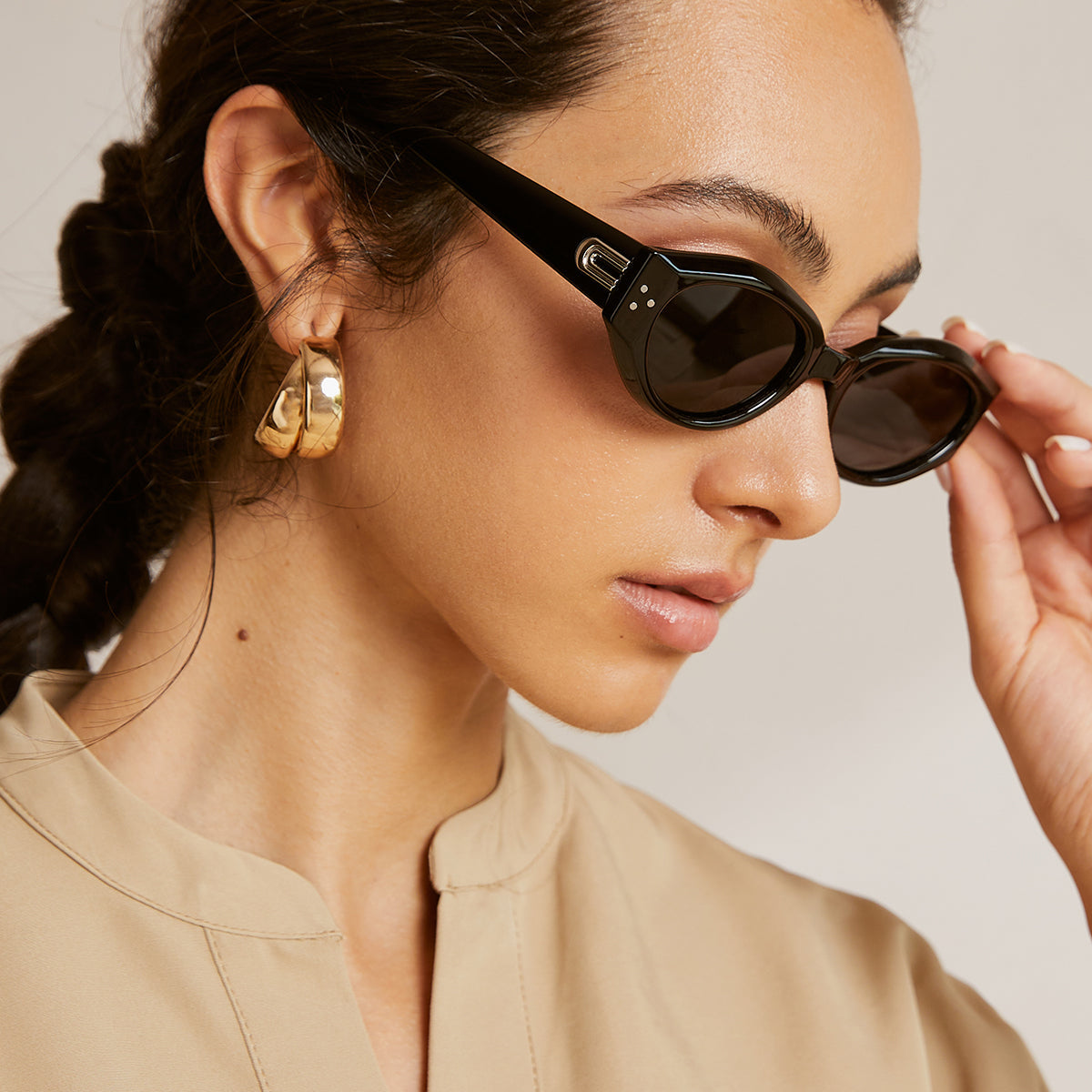 Smalle Zwarte Retro Zonnebril voor Trendy Look.