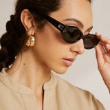 Smalle Zwarte Retro Zonnebril voor Trendy Look
