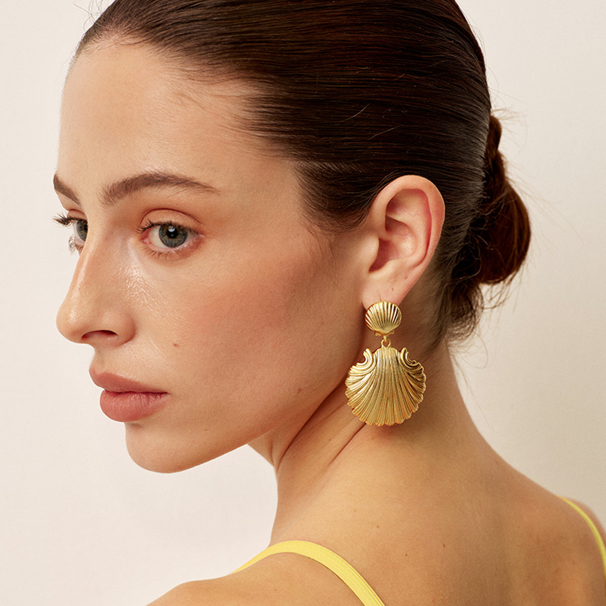 Gouden Schelp Statement Oorbellen voor Elegante Look.