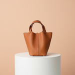 Compacte Handtas met Structuur en Luxe Afwerking.
