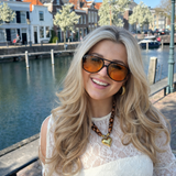 Zonnebril met Oranje Glazen voor Trendy en Beschermde Look