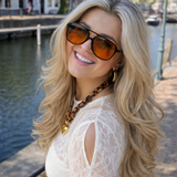 Zonnebril met Oranje Glazen voor Trendy en Beschermde Look