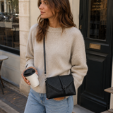 Zwarte crossbodytas met kettingdetail en flap