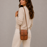 Compacte crossbody tas met verstelbare schouderband en gespsluiting