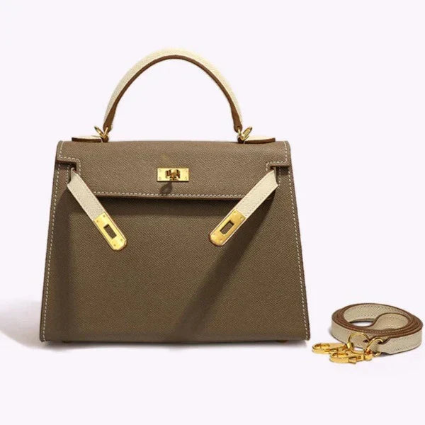 De Jovienne Luxe Teal & Tan Leren Handtas van Liora The Label, met iconisch ontwerp en elegante details, wordt stijlvol gepresenteerd tegen een lichte achtergrond.