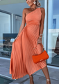 Oranje One-Shoulder Plissé Jurk met Asymmetrische Zoom.