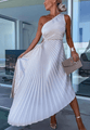 Witte One-Shoulder Plissé Jurk met Asymmetrische Zoom.
