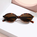 Ovale Retro Zonnebril voor Minimalistische en Trendy Look