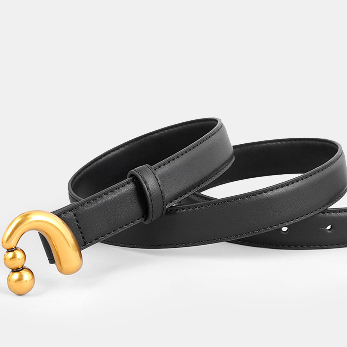 Minimalistische Zwarte Riem met Gouden Detail voor Stijlvolle Look.