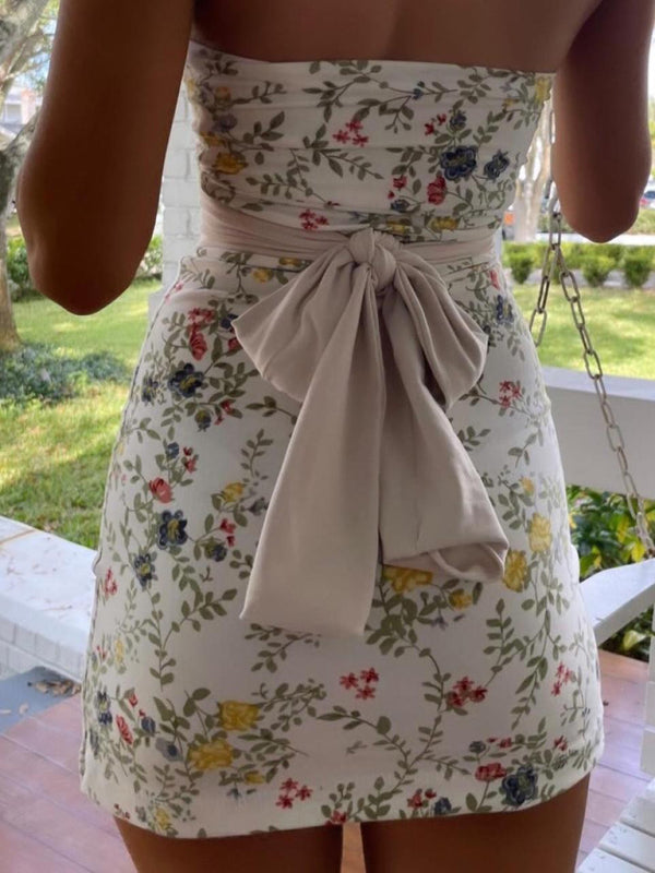 Witte Bloemenprint Bandeau Mini Jurk met Strikdetail.