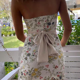 Witte Bloemenprint Bandeau Mini Jurk met Strikdetail.