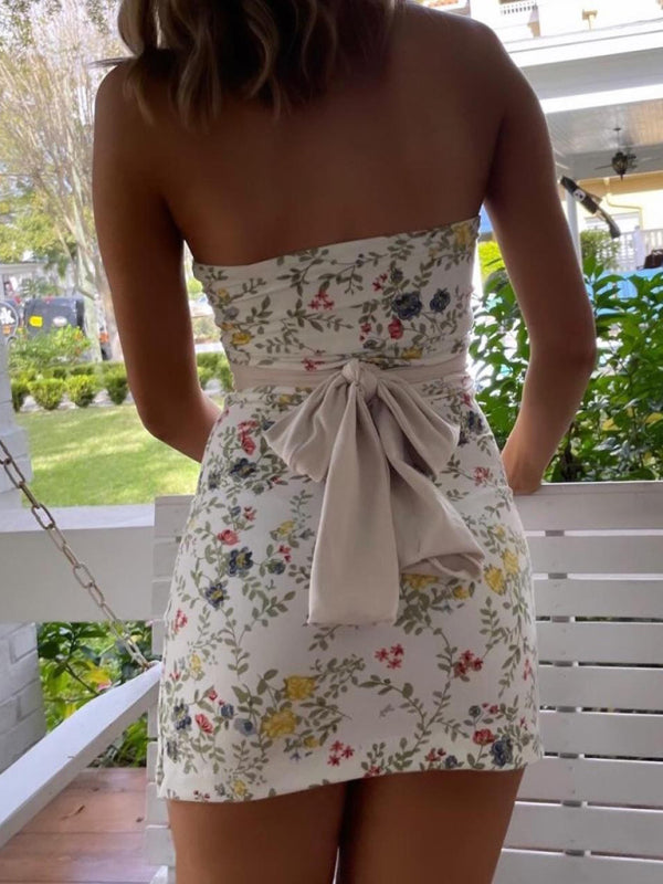 Witte Bloemenprint Bandeau Mini Jurk met Strikdetail.