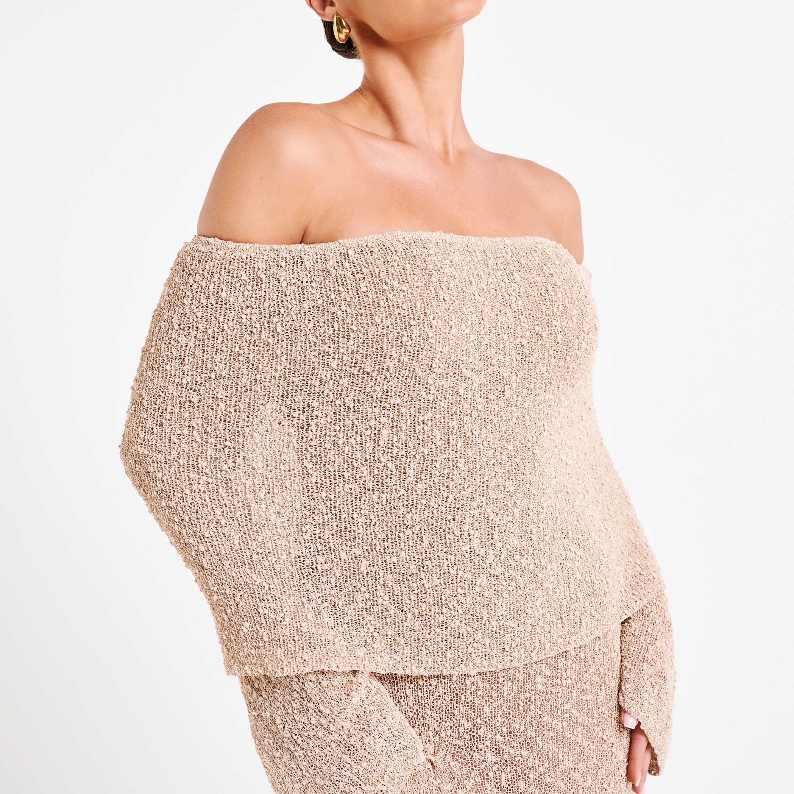 Beige Gehaakte Maxi Jurk met Off-Shoulder Halslijn.