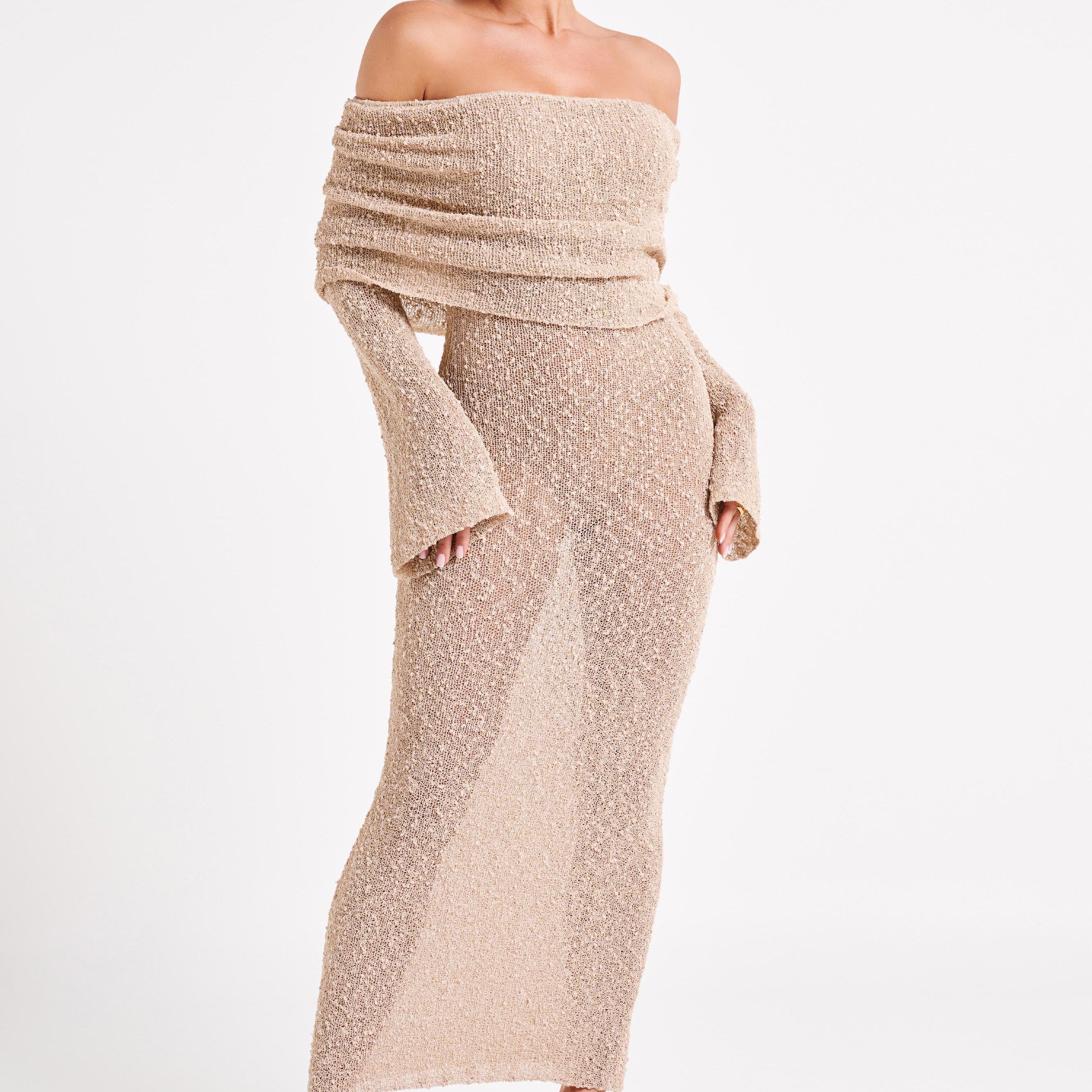 Beige Gehaakte Maxi Jurk met Off-Shoulder Halslijn.