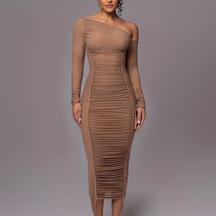 Bruine One-Shoulder Midi Jurk met Geplooide Details.
