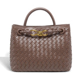 De Alyn Zwarte Geweven Midi Leren Tote Bag van Liora The Label is een elegante leren handtas met twee handvatten, goudkleurige details en een gestructureerde rechthoekige vorm-perfect voor dames.