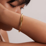 Tijdloze Bangle Armband Dames – Minimalistisch 18K Geplateerd Design