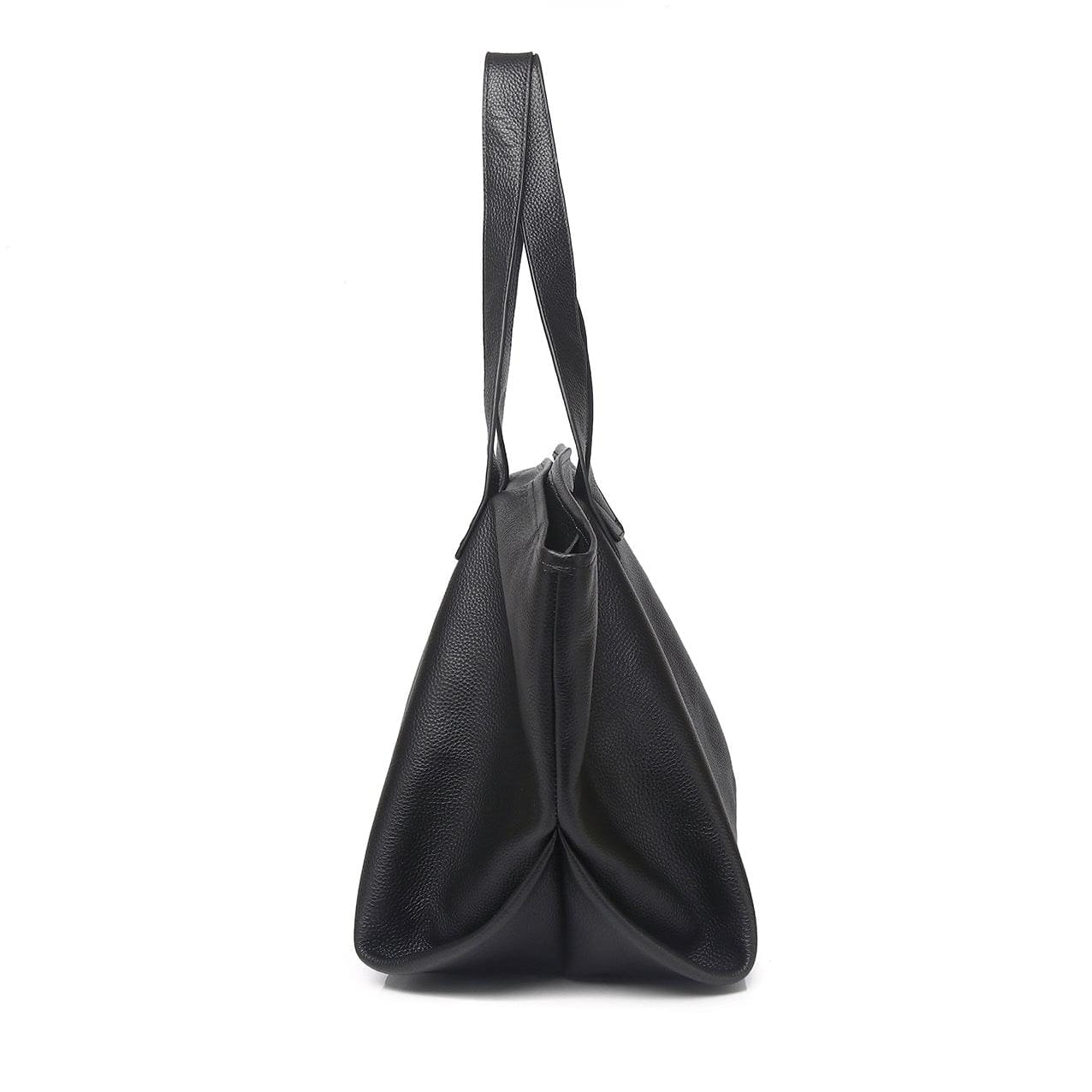 Zijaanzicht van de Caro Oversized Leren Tote van Liora The Label, gemaakt van zwart vegan leer met zachte structuur en twee hengsels, leeg afgebeeld tegen een witte achtergrond om het minimalistische en ruime ontwerp te benadrukken.
