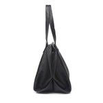 Zijaanzicht van de Caro Oversized Leren Tote van Liora The Label, gemaakt van zwart vegan leer met zachte structuur en twee hengsels, leeg afgebeeld tegen een witte achtergrond om het minimalistische en ruime ontwerp te benadrukken.