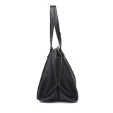 Zijaanzicht van de Caro Oversized Leren Tote van Liora The Label, gemaakt van zwart vegan leer met zachte structuur en twee hengsels, leeg afgebeeld tegen een witte achtergrond om het minimalistische en ruime ontwerp te benadrukken.
