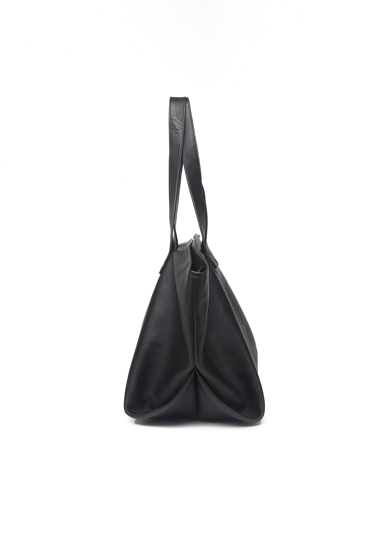 Zijaanzicht van de Caro Oversized Leren Tote van Liora The Label, gemaakt van zwart vegan leer met zachte structuur en twee hengsels, leeg afgebeeld tegen een witte achtergrond om het minimalistische en ruime ontwerp te benadrukken.