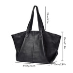 De Caro Oversized Leren Tote van Liora The Label is een grote zwarte tas van veganistisch leer met een zachte structuur, twee hengsels en een minimalistisch ontwerp. Afmetingen: 54×30×20cm; 23cm hengselval - perfect als dagelijkse draagtas.
