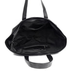 De Caro | Oversized Leren Tote van Liora The Label is een grote zwarte tas met lange hengsels, een ruime met veganistisch leer gevoerde binnenkant, plus zakken met ritssluiting en open vakken - perfect als een zacht gestructureerde alledaagse tas.