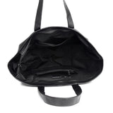 De Caro | Oversized Leren Tote van Liora The Label is een grote zwarte tas met lange hengsels, een ruime met veganistisch leer gevoerde binnenkant, plus zakken met ritssluiting en open vakken - perfect als een zacht gestructureerde alledaagse tas.