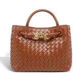 De Alyn van Liora The Label is een zwarte, geweven midi leren tote bag met twee korte handvatten en gouden hardware, elegant en tijdloos gepresenteerd tegen een witte achtergrond.