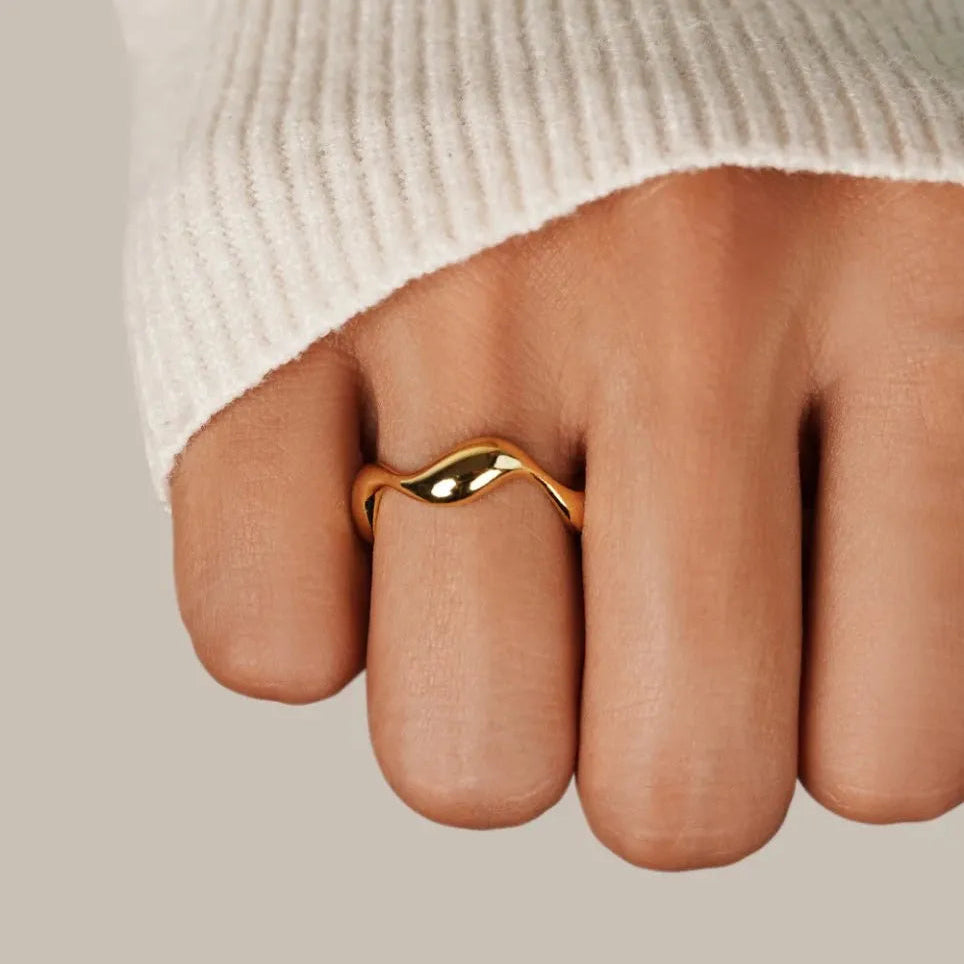 Abstracte Gouden Ring met Vloeiend Design voor Moderne Look.