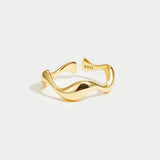 Abstracte Gouden Ring met Vloeiend Design voor Moderne Look