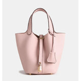 De Elaris | Luxe Taupe Leren Emmer Tas van Liora The Label is een eersteklas tote bag met een gestructureerde vorm, goudkleurige details, glad kiezelleer, hangende slotbedel en kort handvat - elegant en tijdloos in ontwerp.