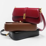 Compacte crossbody tas met klepsluiting en gouden detail