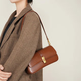 Compacte crossbody tas met klepsluiting en gouden detail