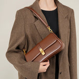 Compacte crossbody tas met klepsluiting en gouden detail