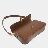 Compacte crossbody tas met klepsluiting en gouden detail