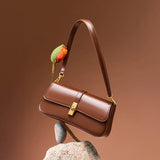 Compacte crossbody tas met klepsluiting en gouden detail